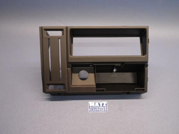 Blende, schwarz mit Öffnungen für Radio und Ascher - Armaturentafel, mitten, unten - Opel Monza - Senator A